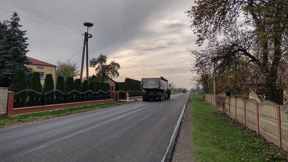 Na zdjęciu prace remontowe na drodze wojewódzkiej 854 Gorzyce-Wrzawy.