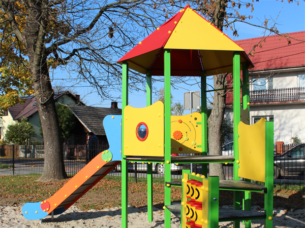 Zdjęcie kolorowej żjeżdzalni dla dzieci. Częścią integralną zjeżdzalni są klocki edukcyjne. 