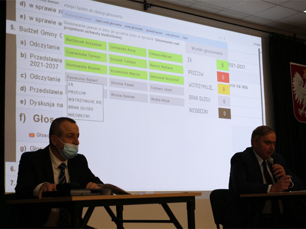 Na zdjęciu od lewej: Paweł Słonina - wiceprzewodniczący Rady Gminy Gorzyce  oraz Krzysztof Maruszak - przewodniczący Rady Gminy Gorzyce w trakcie głosowania nad uchwałą budżetową.