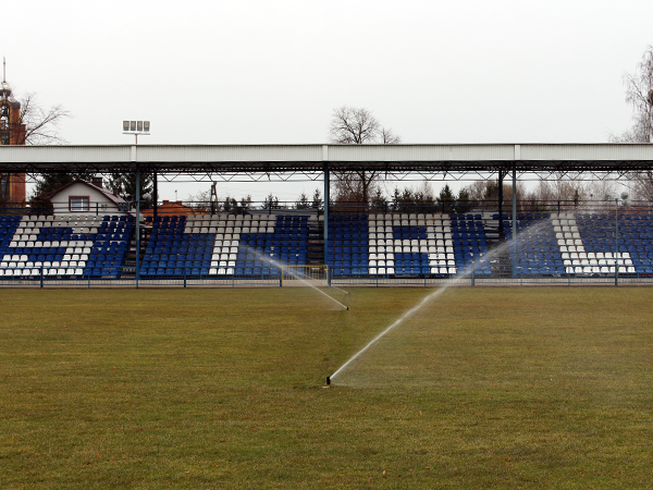 Na zdjęciu – stadion Gminnego Ośrodka Sportu i Rekreacji w Gorzycach. Na płycie boiska zraszacze, nawadniające nawierzchnię stadionu.