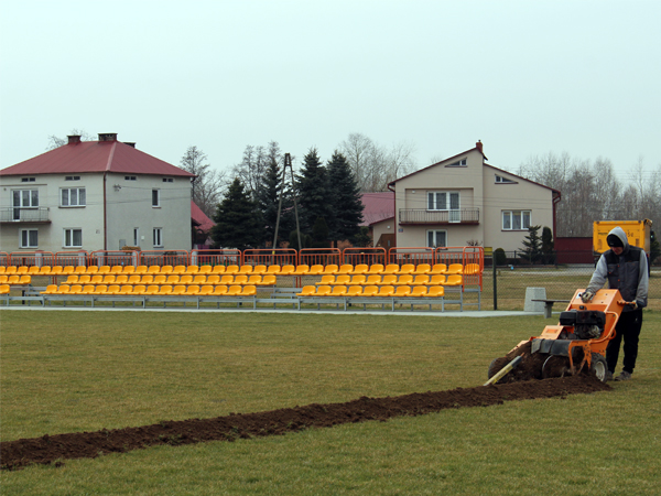 Na zdjęciu – stadion w Trześni. Na płycie boiska prowadzone są wykopy pod instalacje pod montaż zraszaczy. 