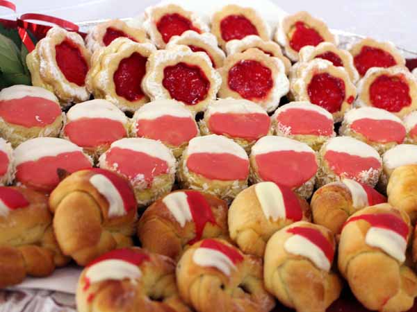 Gorzyczaki, czyli biało-czerwone słodkości przygotowywane z okazji świąt państwowych w gminie Gorzyce.