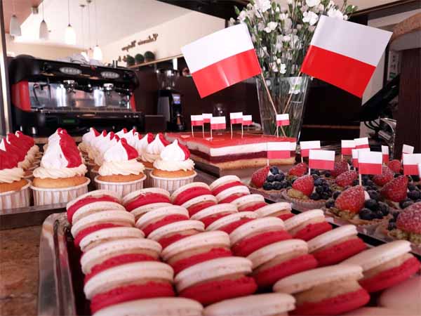 Gorzyczaki to biało-czerwone słodkości przygotowywane w gminie Gorzyce z okazji świąt państwowych