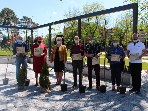 Techniczny Ogród. Na zdjęciu przedstawiciele sołectw odbierający drzewa i krzewy przekazane w ramach akcji Wielkie Sprzątanie Gminy Gorzyce. 