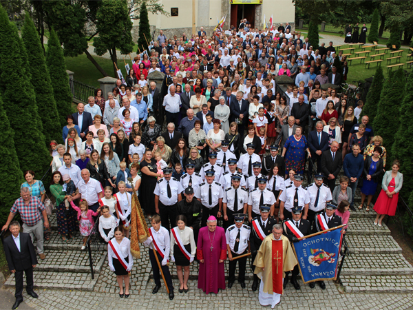 Mieszkańcy Wrzaw na czele z biskupem Krzysztofem Nitkiewiczem oraz proboszczem ks. Józefem Markowiczem przed kościołem podczas wykonywania wspólnego, pamiatkowego zdjęcia. 