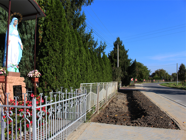 Nowo wybudowany chodnik wraz z odwodnieniem przy drodze krajowej 854 we Wrzawach - gmina Gorzyce 
