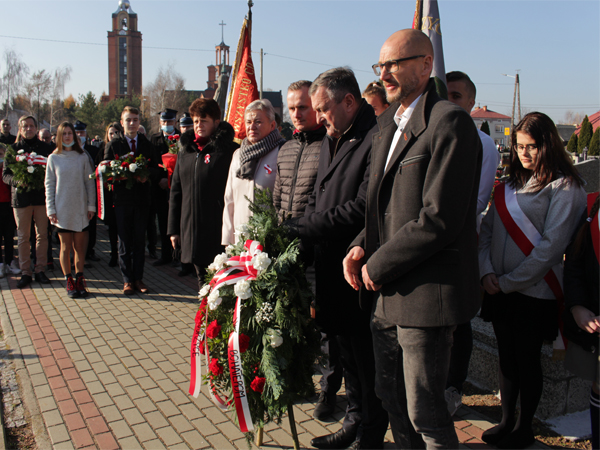 Święto Niepodległości w gminie Gorzyce. Przed pomnikiem stoją mieszkańcy na czele z wójtem i radnymi gminy Gorzyce