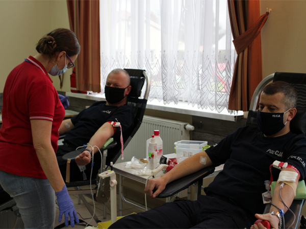 Oddawanie krwi w Gorzycach. Krew oddają policjanci - komendant miejski Marek Pietrykowski oraz jego zastępca Rajmund Murek. 