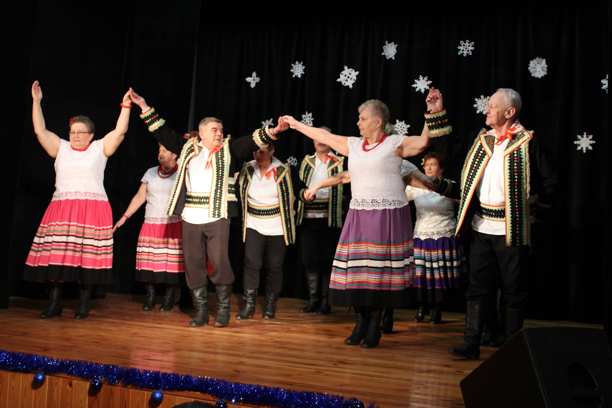 Zespół Pieśni i Tańca działający w Domu Kultury w Sokolnikach tańczy na scenie