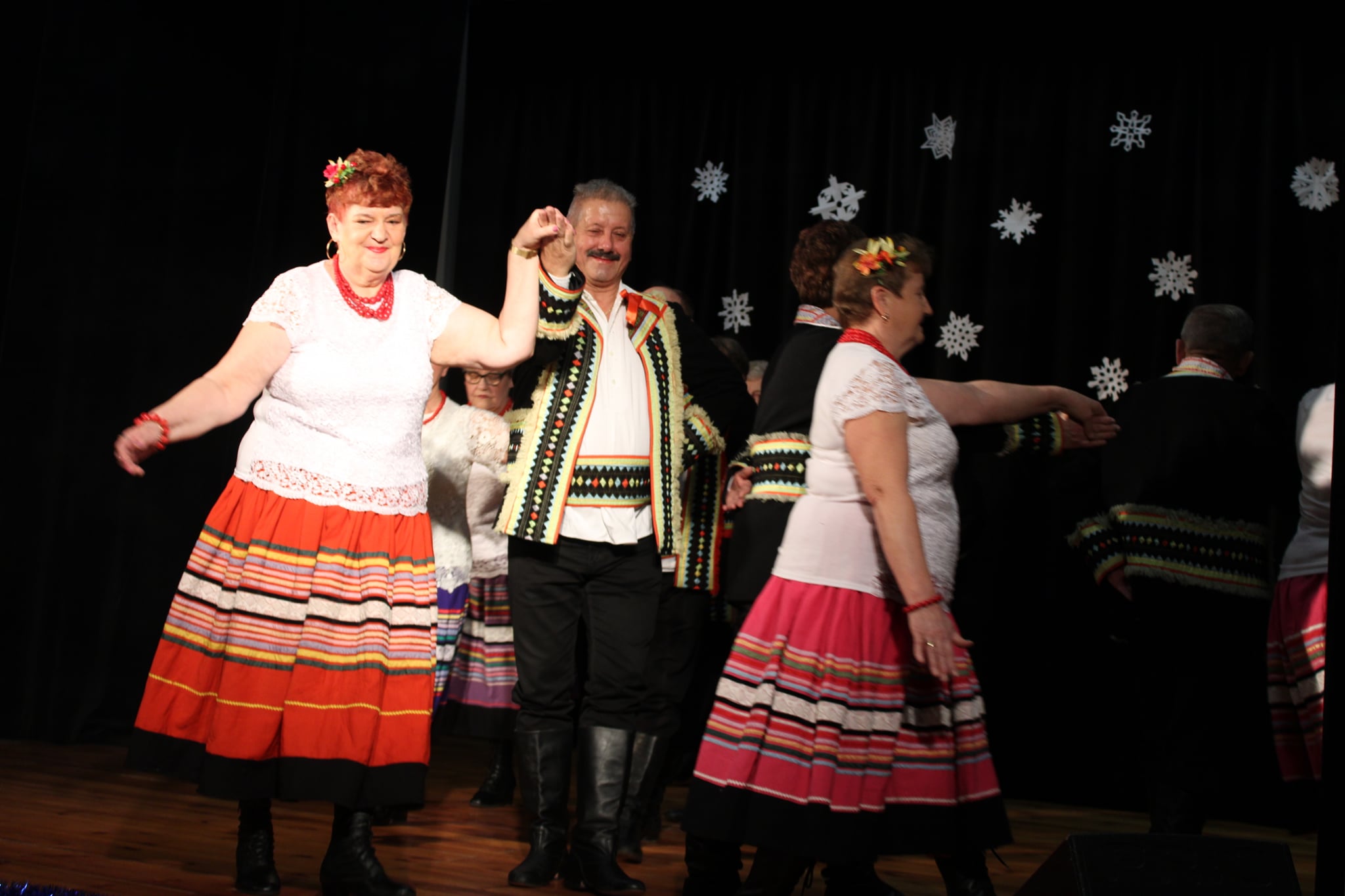 Zespół Pieśni i Tańca działający w Sokolnikach tańczy na scenie